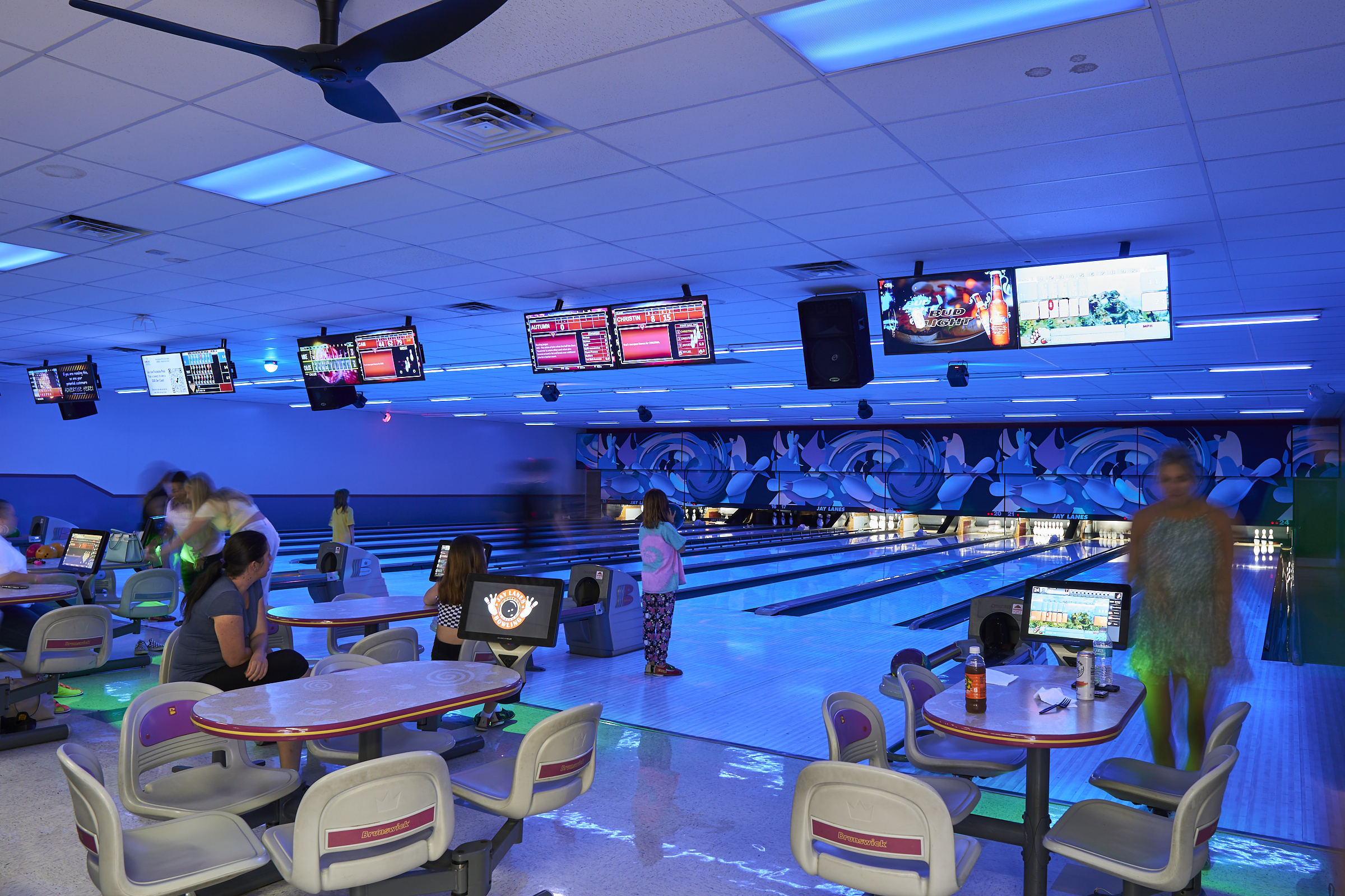 Get the Best Thrilling Bowling Experience by Jay Lanes Bowling. Don’t miss out!
